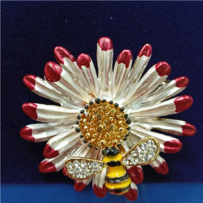 Брошь Цветок с пчелой 35мм